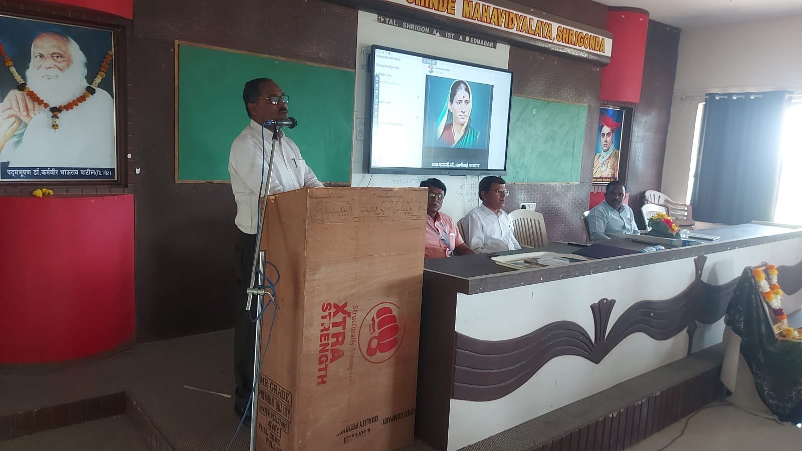 स्मृतिदिन कार्यक्रमात उपस्थित मान्यवर